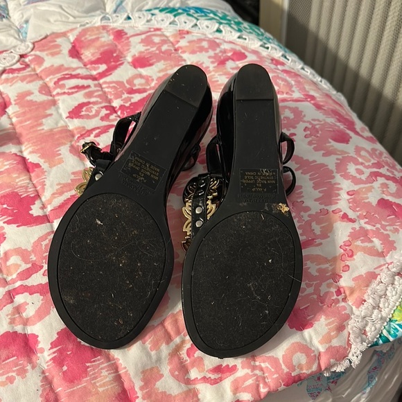 Steve Madden Black and Gold Women's Sandals sz 8.5 black patent leather. - Picture 2 of 4